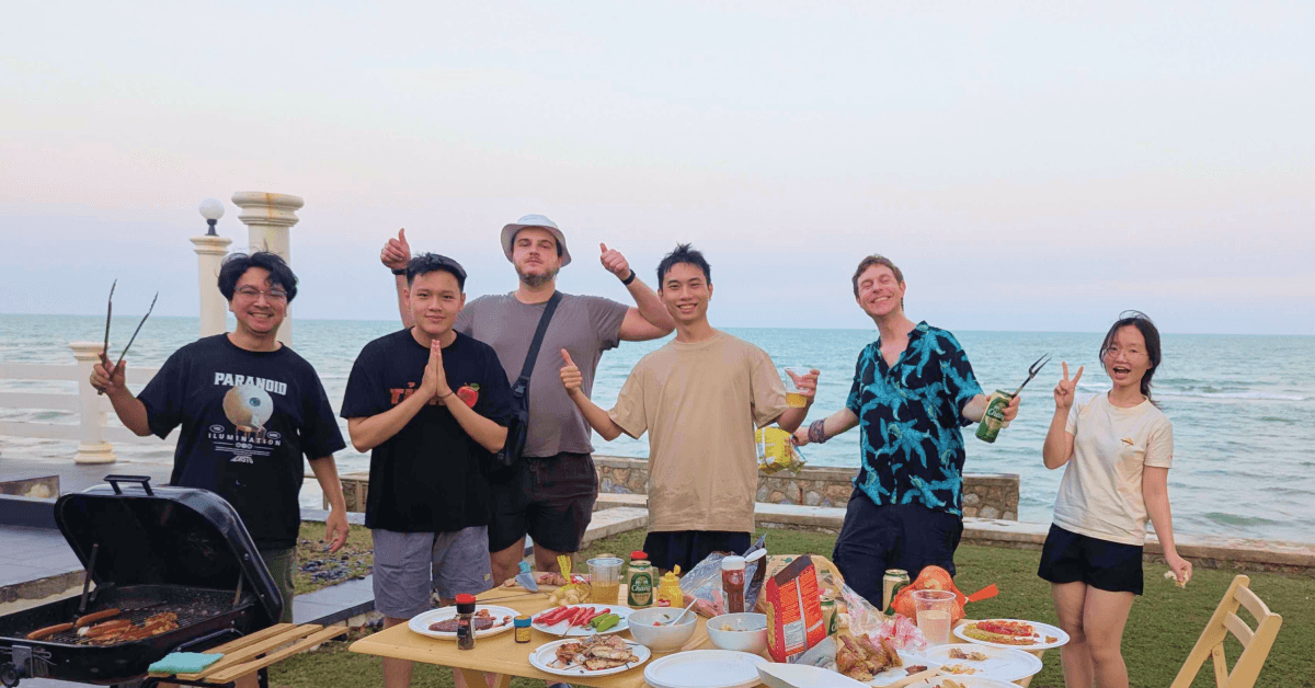 Hoasen team by the sea